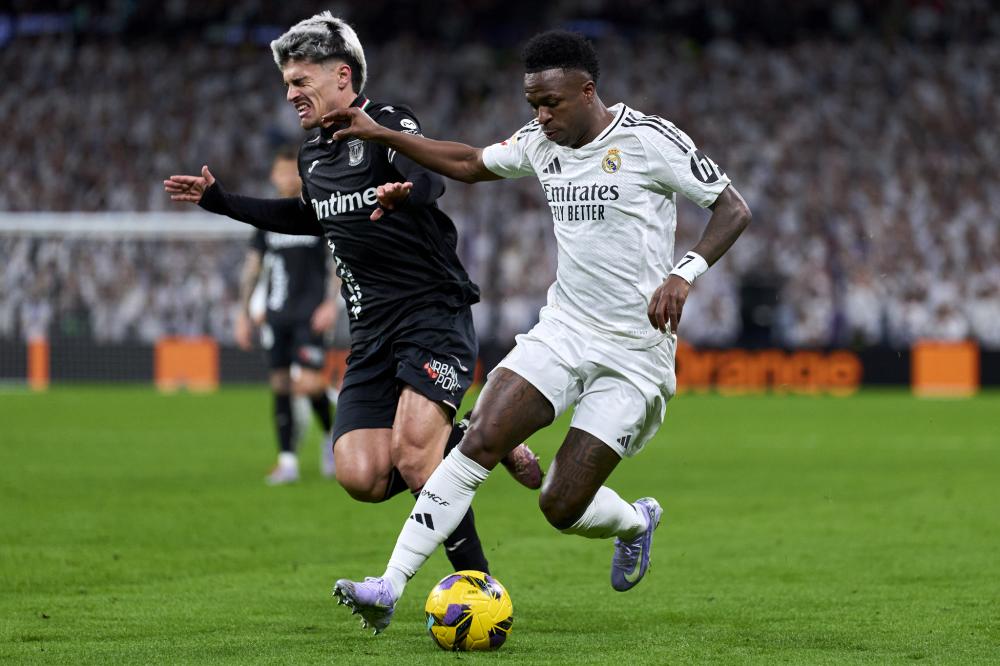 在他现效力 在他现效力